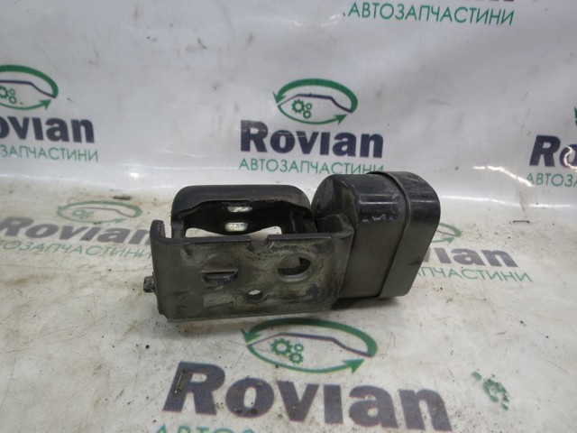 Завеса двери передней правой 8200338987 RENAULT