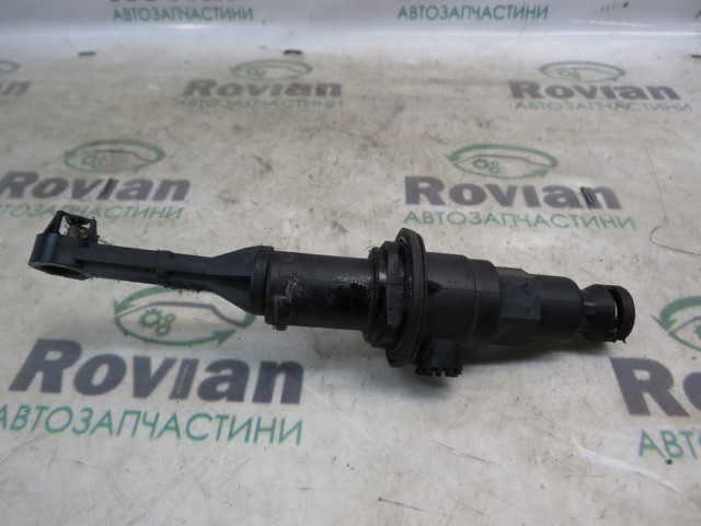 Цилиндр сцепления, главный 8200459155 RENAULT