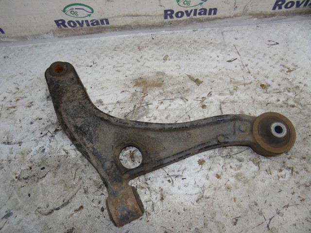 Рычаг передней подвески нижний, правый 8200688875 RENAULT
