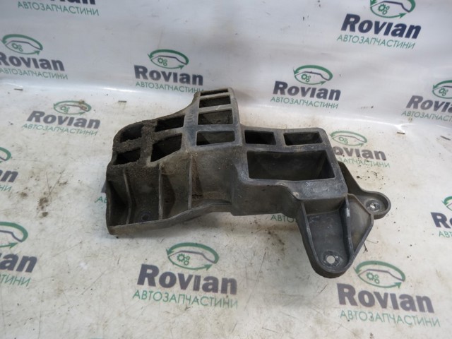 Крепление бамера правое 8200735455 RENAULT