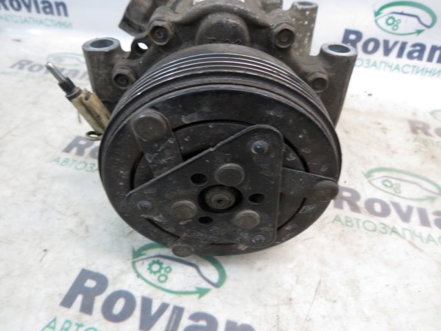 Компрессор кондиционера 8200840899 RENAULT