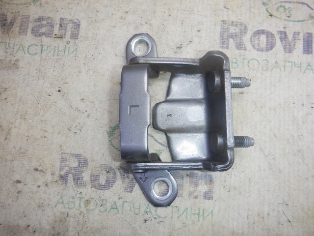 Петля двери задней левой 824013NA1A NISSAN