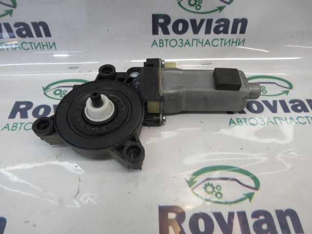 Мотор стеклоподъемника двери передней, левой 824502P000 HYUNDAI