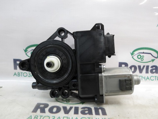 Мотор стеклоподъемника водительской двери 82450CV010 HYUNDAI