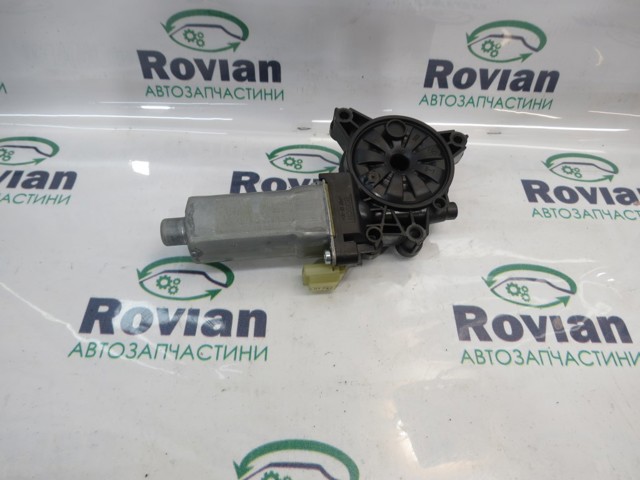 Мотор стеклоподъемника двери передней, правой 824602P000 HYUNDAI