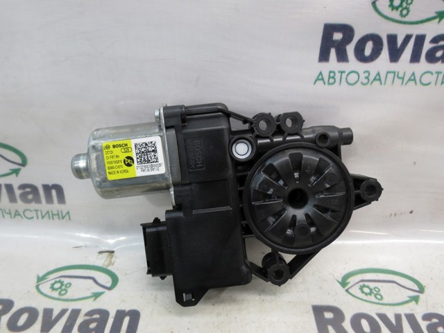 Мотор стеклоподъемника двери передней, правой 82460CV010 HYUNDAI