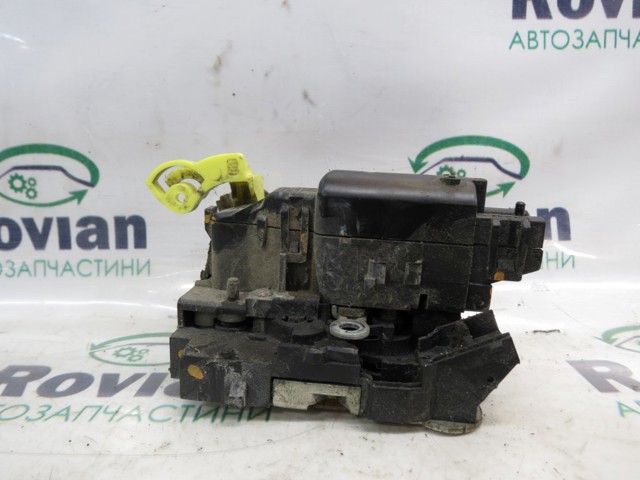 Замок задней двери, правой 825029139R RENAULT