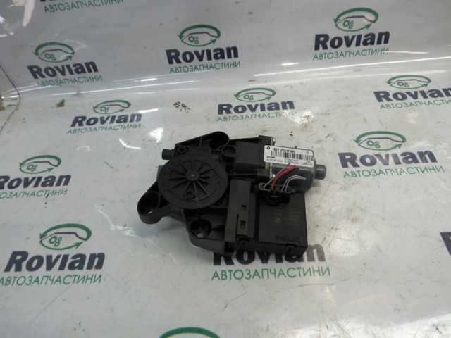 Мотор стеклоподъемника двери задней, правой 827303178R RENAULT