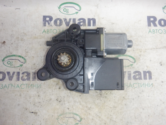Мотор стеклоподъемника двери задней, левой 827310004R RENAULT