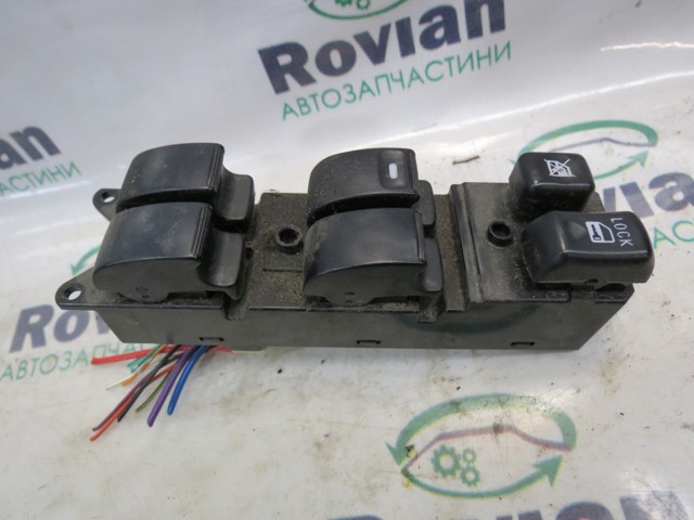 Кнопки переднего левого стекло подъёмника 8608A185 MITSUBISHI