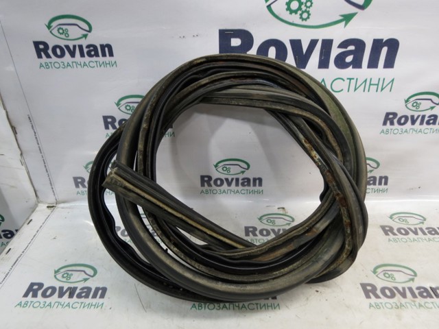 Уплотнитель задней 3/5-й двери 90832EB300 NISSAN