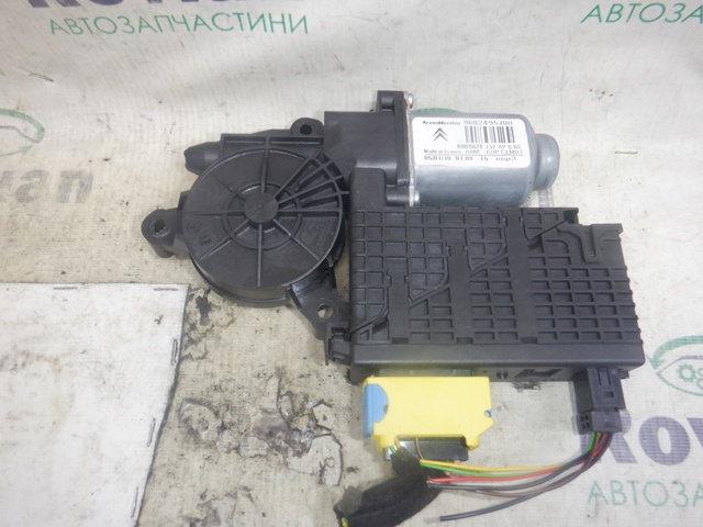 Мотор стеклоподъемника двери передней, правой 9682495780 PEUGEOT