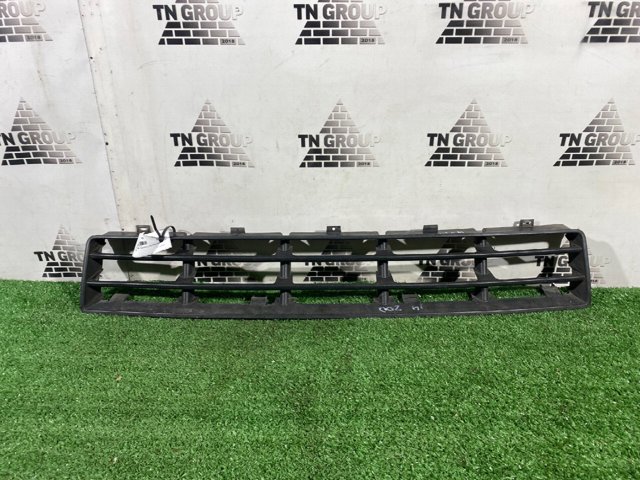 Решетка переднего бампера, центральная Volkswagen Golf IV