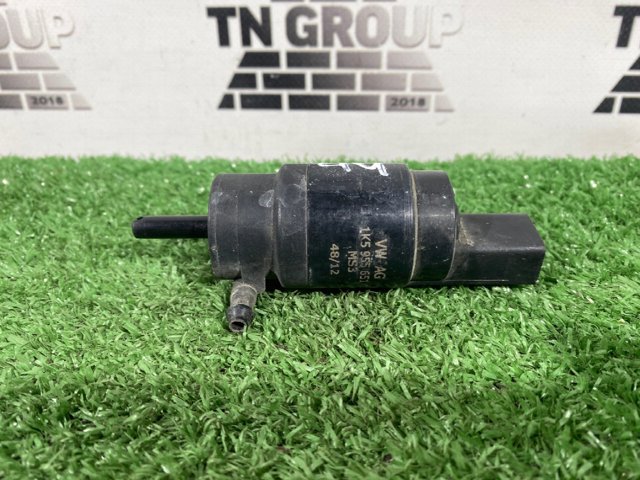 Двигатель омывателя ветрового стекла Фольксваген Гольф 4