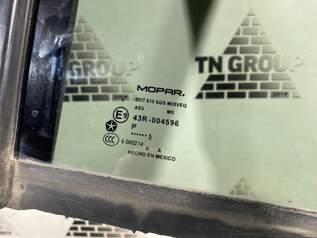 5067772AD CHRYSLER Стекло-форточка двери задней правой купить в Черновцы