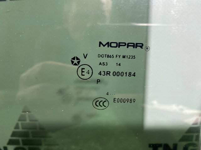 Стекло задней двери, правой 5155454AB CHRYSLER