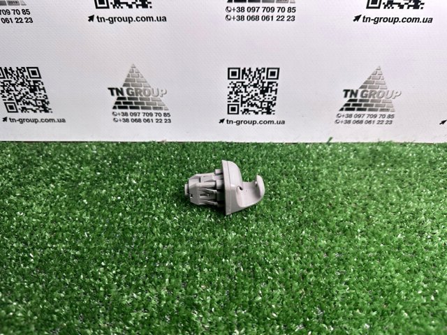 Фиксатор солнцезащитного козырька 7434833040B0 TOYOTA