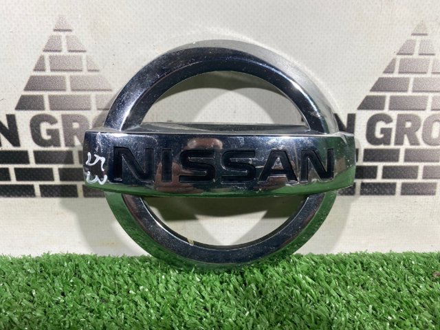 Фирменный значок Nissan Rogue