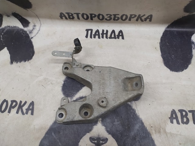 Кронштейн подушки (опоры) двигателя, левой 22116864719 BMW