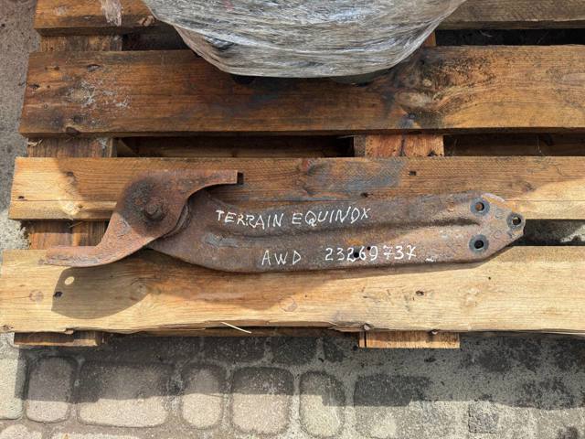 Рычаг/тяга задней подвески продольный нижний, левый 23269737 GM