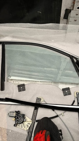 Стекло двери передней правой 4M0845022 VAG