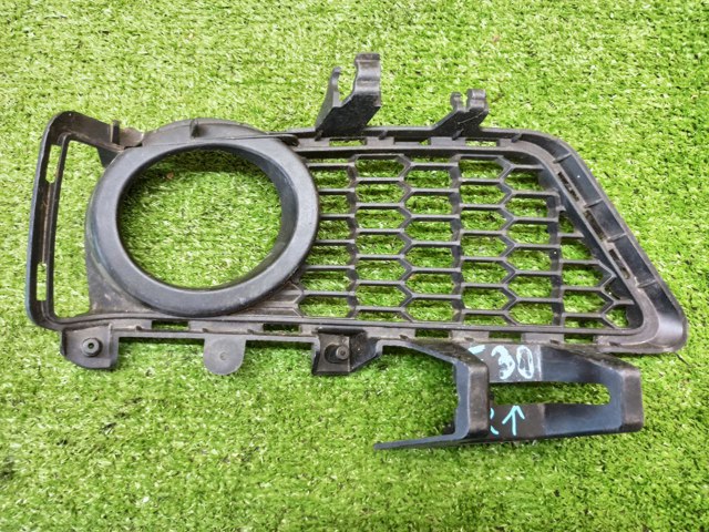 Заглушка ПТФ бампера переднего правая 51118062632 BMW