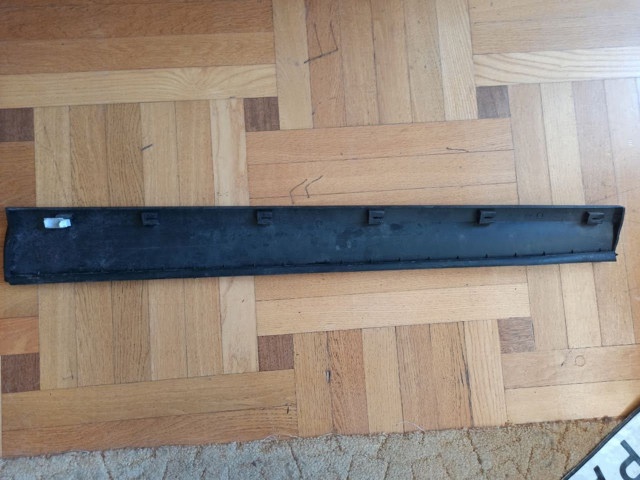 Молдинг двери передней левой нижний 51137205779 BMW