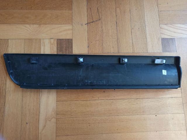 Молдинг задней левой двери, нижний 51137205781 BMW
