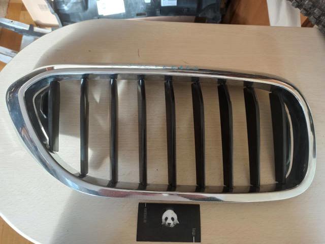 Решетка радиатора правая 51137390866 BMW