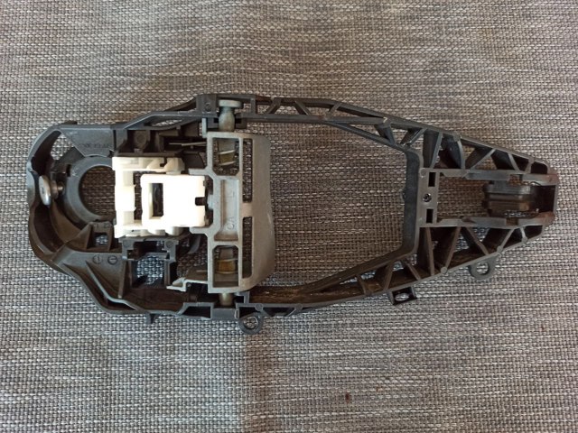 51219881779 BMW Держатель наружной ручки двери передней левой купить в Чернигов