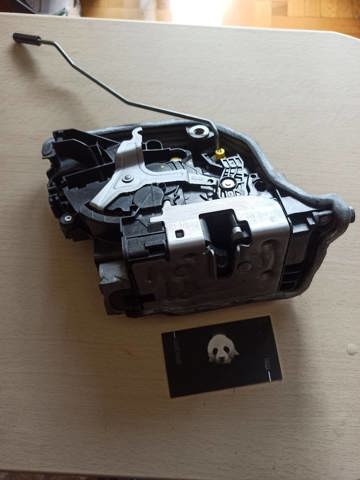 Замок двери задней правой 51227281942 BMW