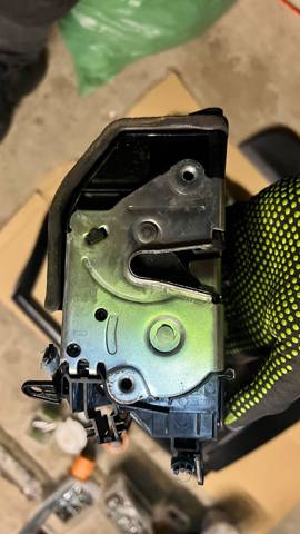 Замок двери задней левой 51227318417 BMW