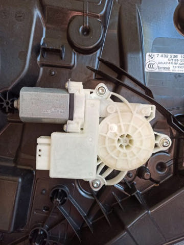 Моторчик стеклоподъемника двери задней, правой 51358495868 BMW