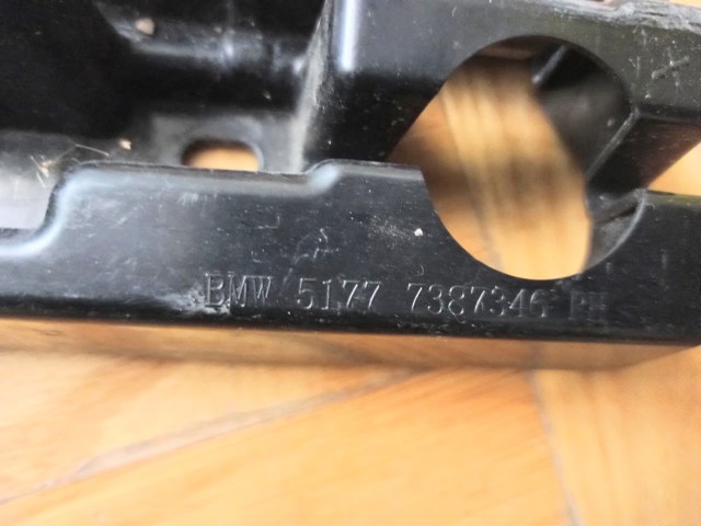 BMW 51777387346 Кронштейн наружной накладки порога правой в наличии Черновцы