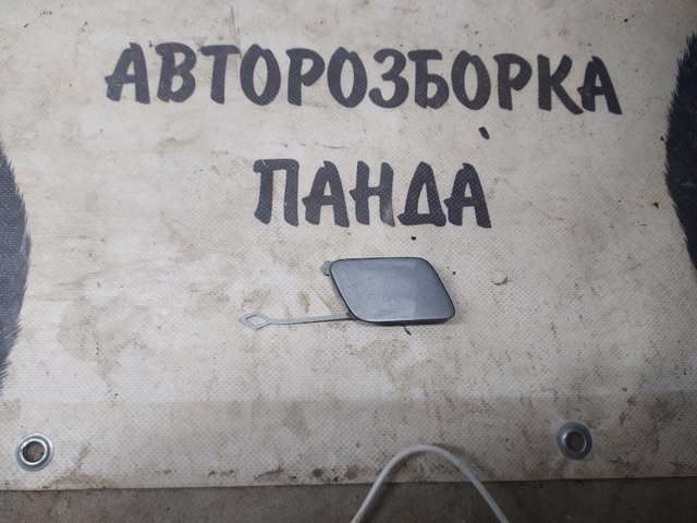 Передняя заглушка бампера буксировочного крюка 8V3807241GRU VAG