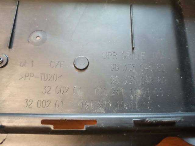 98335045XT PEUGEOT Решетка бампера переднего центральная купить в Черкассы