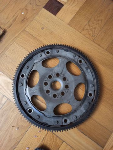 Маховик сцепления PE0111500A MAZDA