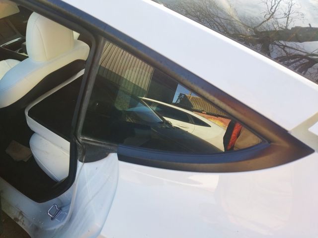 Стекло багажника, левое 109875700G TESLA