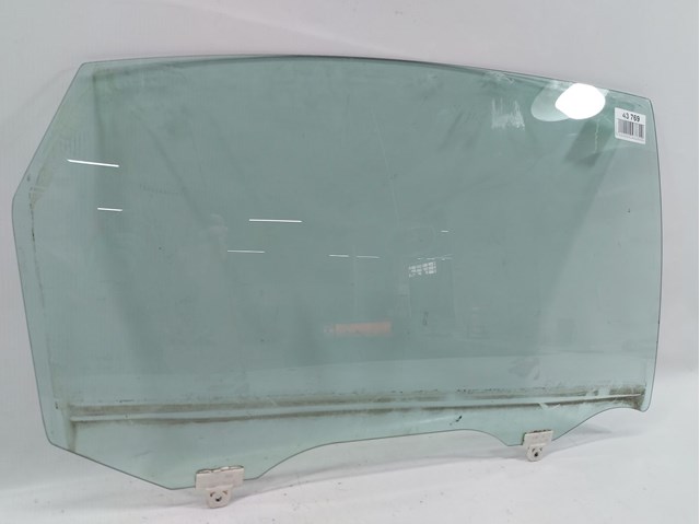 Стекло задней двери, правой 823009HT0A NISSAN
