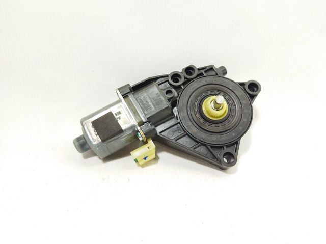 Моторчик стеклоподъемника двери задней, правой 834601U000 HYUNDAI