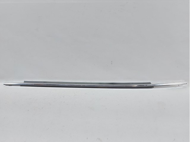 Молдинг опускного стекла двери передней, правой GHP950640F MAZDA