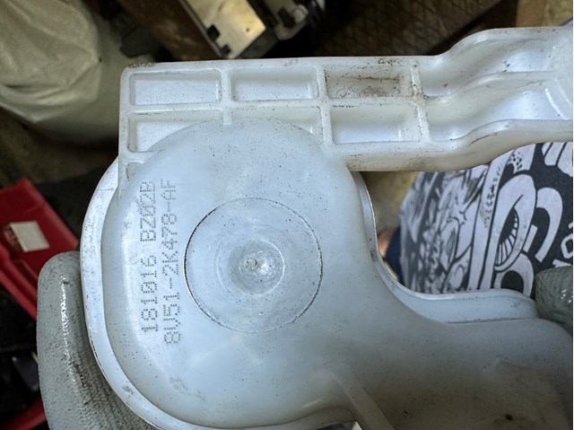 Бачок главного тормозного цилиндра (тормозной жидкости) 8V512K478AF FORD
