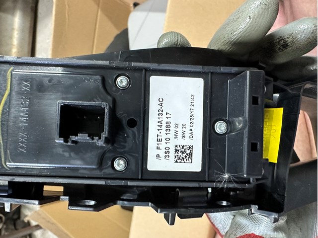 Кнопки переднего левого стеклоподъёмника F1ET14A132AC FORD