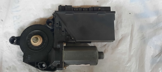 7L0959794 Мотор стеклоподъемника двери задней правой купить Киев