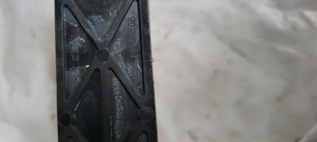 Держатель наружной ручки двери, передней левой 80611EB30B NISSAN