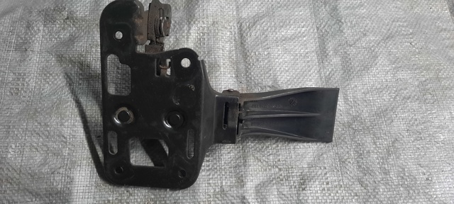 8T0823480 Стояк-крюк замка капота купить Тернополь