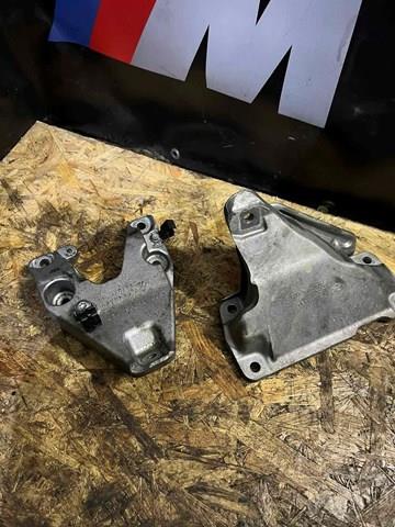 Кронштейн подушки (опоры) двигателя, правой 22116784828 BMW