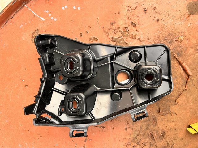 BMW 51129883542 Кронштейн бампера заднего правый в наличии Ирпень