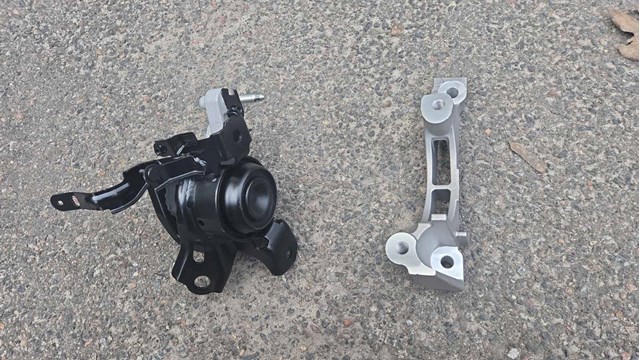 Кронштейн подушки (опоры) двигателя, правой 12341F0010 TOYOTA