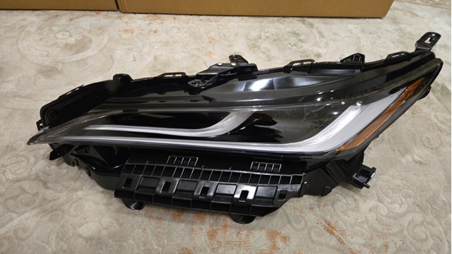 8111048J30 TOYOTA Фара правая купить в Украина